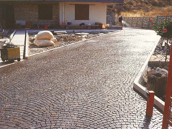 pavimentazioni-cortilive-3 Posa-piastrelle-per-esterni-carpi